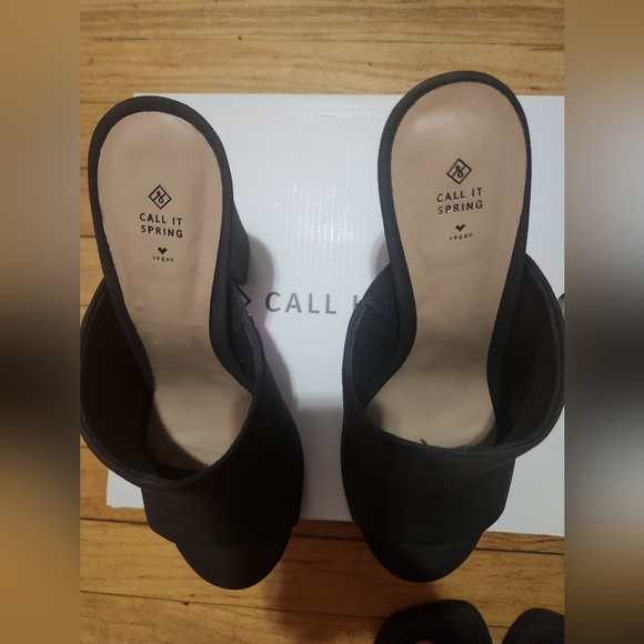 Call it spring size 8.5 sandals hight heels. - Picture 4 of 6